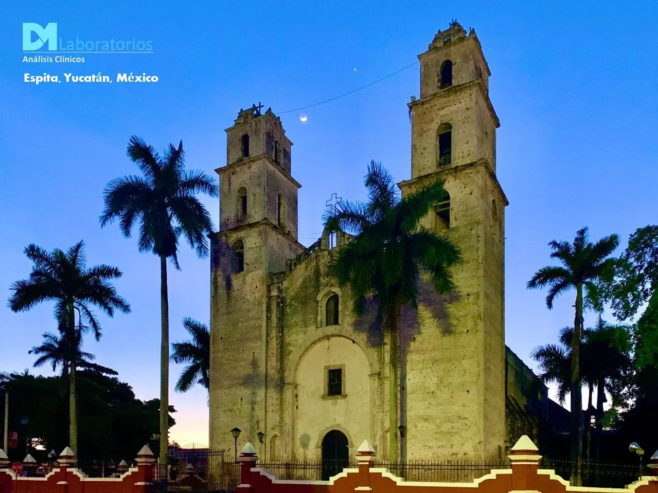 Iglesia de Espita al anochecer, entre palmeras